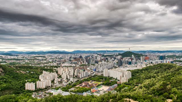 韩国首尔西大门区西大门监狱和Jung区北首尔塔周围的城市景观，安山/西大门谷视频素材