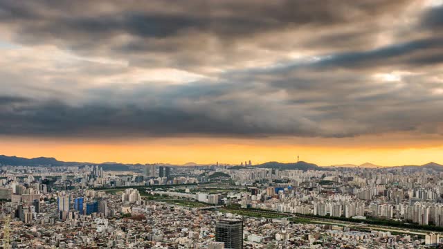 韩国首尔，正南川溪/光镇谷和东大门谷的白天到晚上的城市景观视频素材