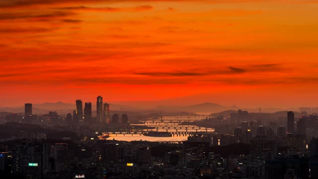 日落时分，位于yeongdegpo区的Seocho区和Yeouido附近的汉江城市景观/首尔，韩国视频素材