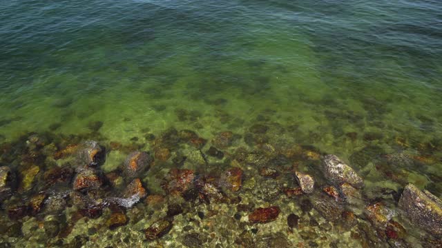 夏日海景，阳光明媚，海水清澈。视频素材