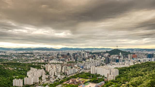 韩国首尔西大门区西大门监狱和Jung区北首尔塔周围的城市景观，从安山山从白天到晚上/西大门区，韩国视频素材