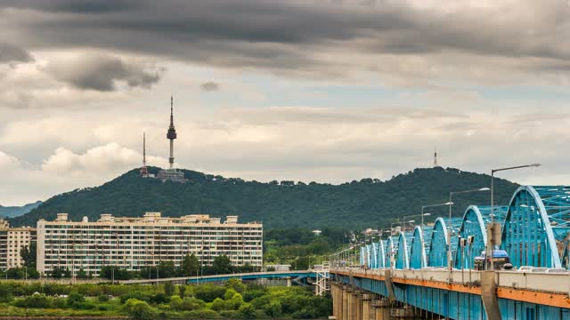 韩国首尔，龙山谷，汉江上的Dongjakdaegyo桥和北首尔塔周围的城市景观视频素材