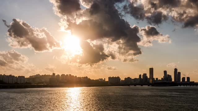 日落时汉江上的Yeouido周围的城市景观/东屋和永登浦，首尔，韩国视频素材