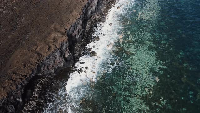 俯视图空中海岸线景观。西班牙加那利群岛耶罗岛火山景观中的悬崖和海岸线。高质量4k镜头视频素材