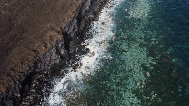 俯视图空中海岸线景观。西班牙加那利群岛耶罗岛火山景观中的悬崖和海岸线。高质量4k镜头视频素材