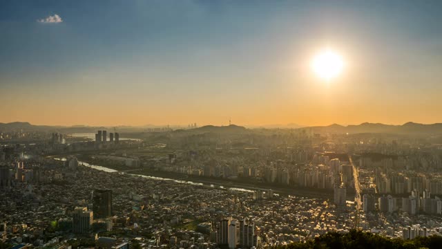 韩国首尔:从日落到夜晚，光津区、东大门区和正南川溪周围的城市景观视频素材