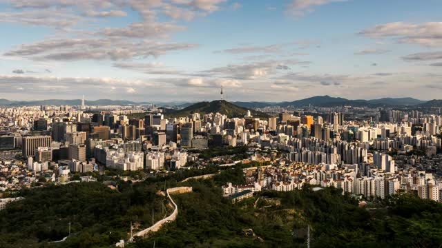 韩国首尔，从Inwangsan山/ Jongno-gu和Jung-gu的N Seoul塔周围的城市景观视频素材