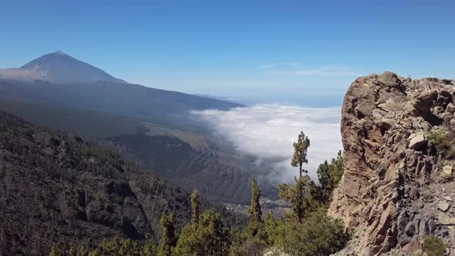 Teide火山和云层的空中全景图覆盖了Puerto de la Cruz和Teide国家公园，特内里费，加那利群岛，西班牙。视频素材