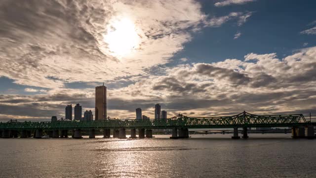 日落时分，韩国首尔Yeouido汉江上的汉江大桥周围的城市景观/永登浦区视频素材