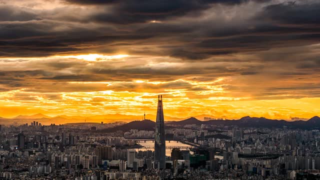 从日落到夜晚的乐天世界大厦周围的城市景观/松帕谷，首尔，韩国视频素材