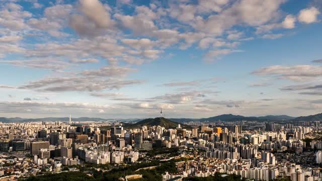 韩国首尔，Inwangsan Mountain / jong - no-gu和jong -gu, N Seoul Tower周围日日夜夜的城市景观视频素材