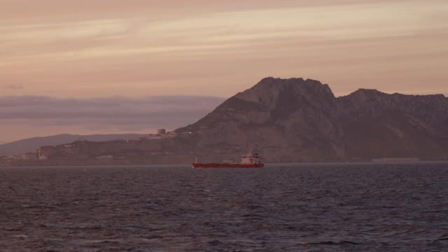 日落在山上，太阳反射在海浪上视频素材