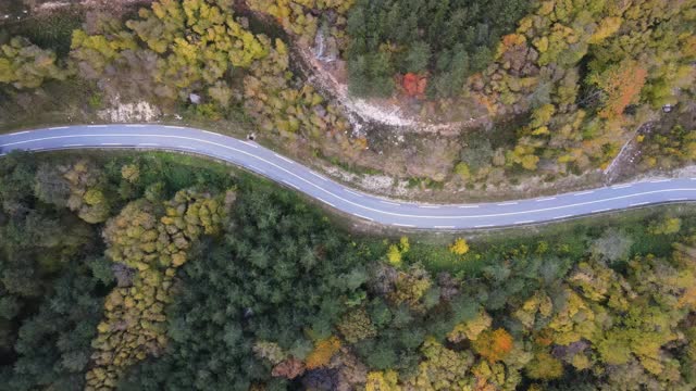 从上往下，在乡村公路上的卡车行驶视频素材