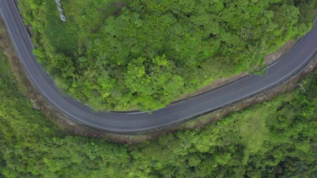 鸟瞰图蜿蜒穿过安第斯山脉的道路与过往的汽车视频素材