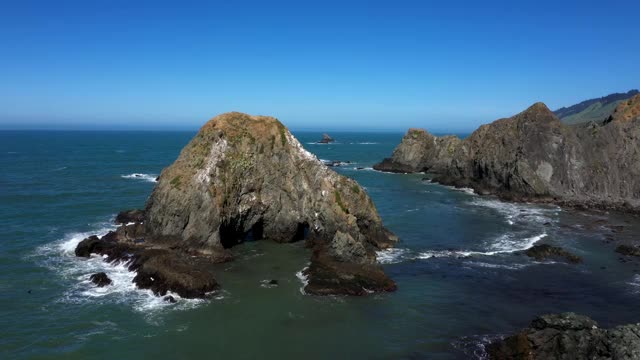 崎岖的海岸线风景优美的詹纳加州无人机视图视频素材