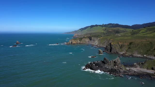 崎岖的海岸线风景优美的詹纳加州无人机视图视频素材