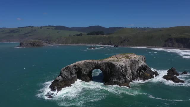 拱形岩石崎岖的海岸线风景优美的詹纳加州无人机视图视频素材