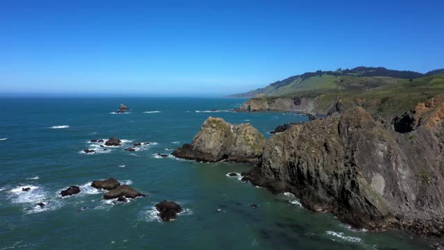 崎岖的海岸线风景优美的詹纳加州无人机视图视频素材