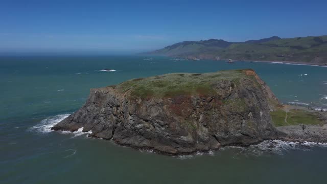 崎岖的海岸线风景优美的詹纳加州无人机视图视频素材