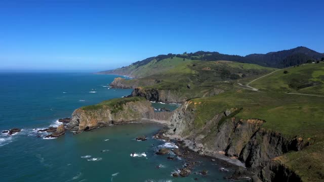 崎岖的海岸线风景优美的詹纳加州无人机视图视频素材