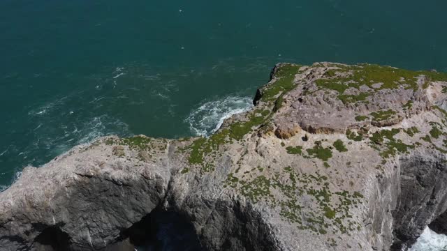 拱形岩石崎岖的海岸线风景优美的詹纳加州无人机视图视频素材