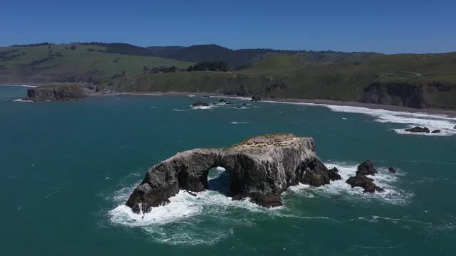 拱形岩石崎岖的海岸线风景优美的詹纳加州无人机视图视频素材