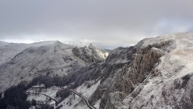 鸟瞰积雪覆盖的落基山脉和山路视频素材