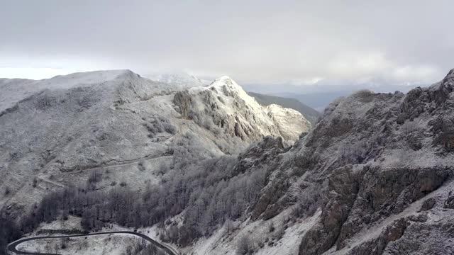 鸟瞰积雪覆盖的落基山脉和山路视频素材