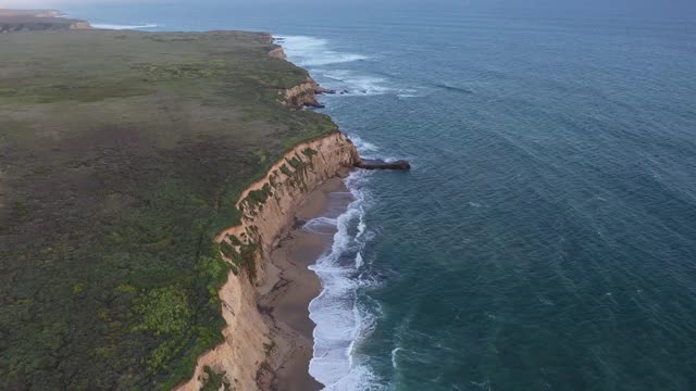 风景优美的海岸景观和悬崖加利福尼亚无人机视图视频素材