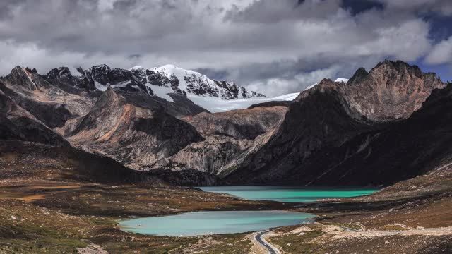 随着风和云的飞过，姊妹湖静静地躺在海子山脚下视频素材