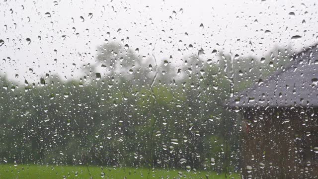 爱沙尼亚的雨点落在挡风玻璃上视频素材