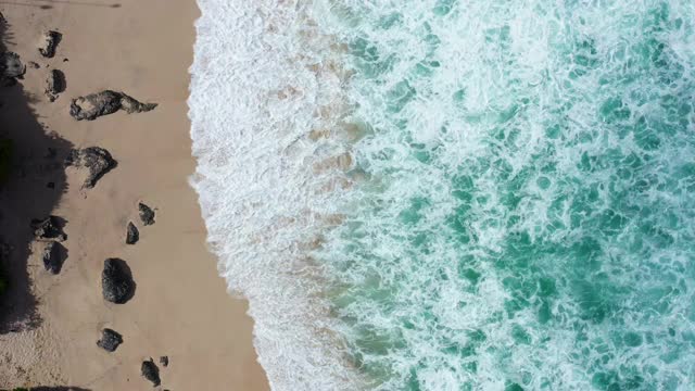 无人机拍摄的海滩海岸线上的海浪视频素材