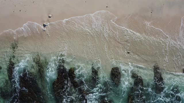 无人机拍摄的海滩海岸线上的海浪视频素材