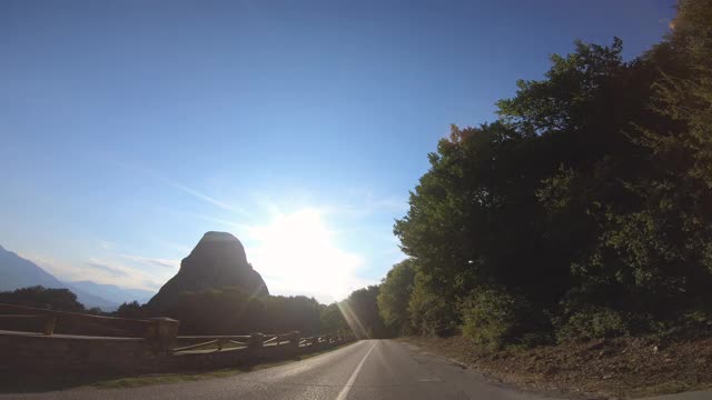 在希腊卡拉姆巴卡附近迈泰奥拉岩石山的全景道路上行驶的摄像车前面pov视频素材