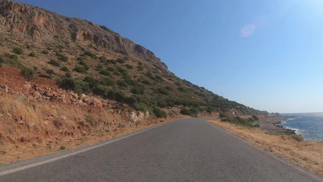 在希腊莫内瓦西亚的海边全景道路上行驶的摄像车前排视频素材