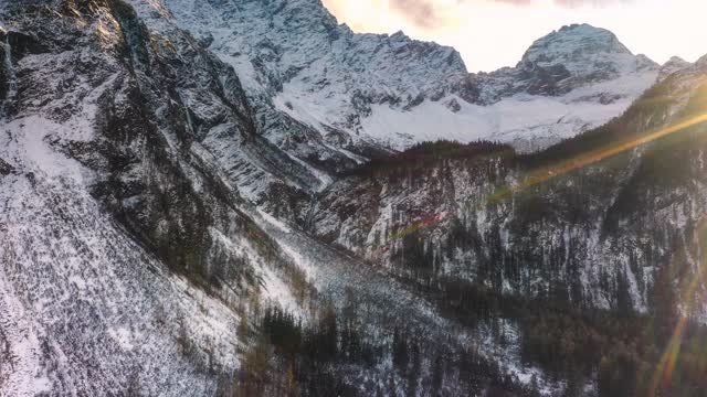 日落时分，在灯光的映衬下，壮丽的雪山被拍摄下来视频素材