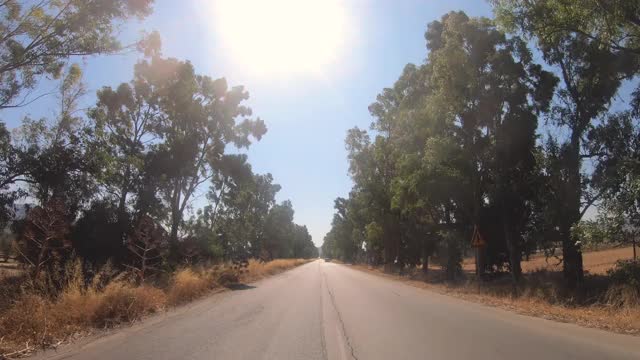 在希腊伯罗奔尼撒半岛的乡村道路上，摄像车正行驶在前方视频素材