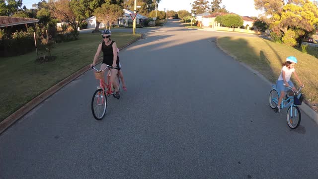 一家人在郊区的道路上骑自行车视频素材