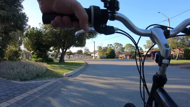 在郊区城市附近的道路上骑自行车的人视频素材