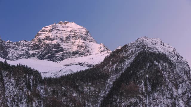 延时摄影的雪山近距离在日出视频素材