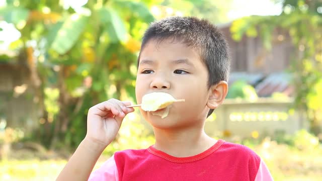 泰国小孩吃冰淇淋视频素材