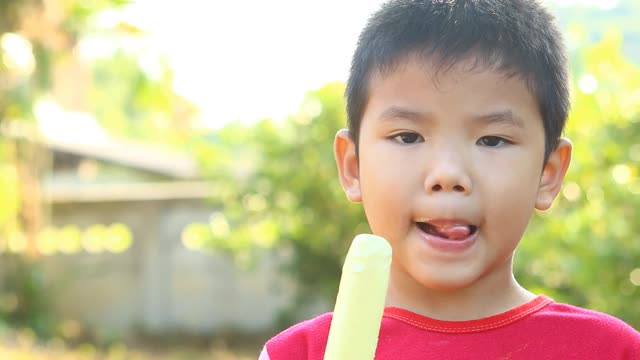 泰国小孩吃冰淇淋视频素材