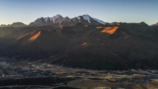 日出的光芒照亮了雪山的山顶视频素材