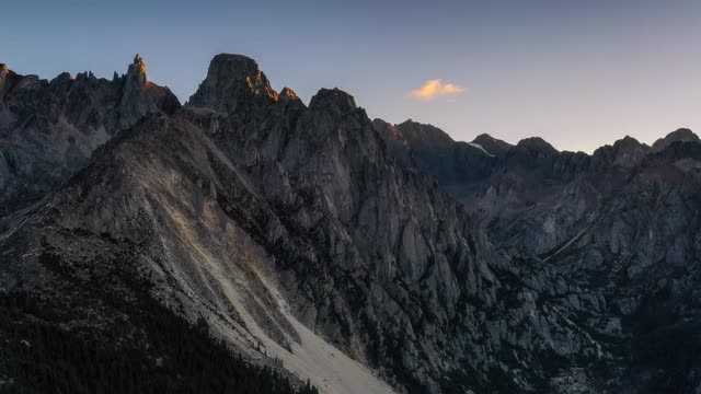 高耸的山峰直插云霄视频素材