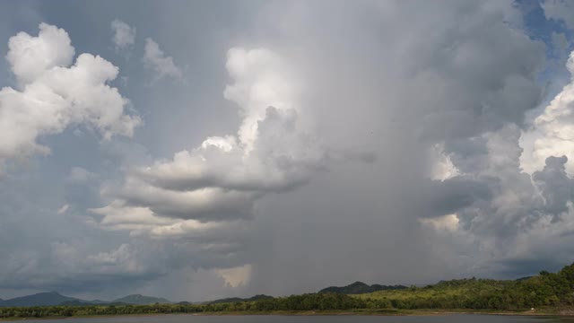 自然环境黑暗的巨大的云天空黑色的暴风雨云运动大暴风雨天雷暴云跳舞全景地平线时间流逝蓝色云移动氧气风暴巨人快速移动电影时间视频素材