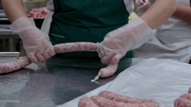 香肠制作加工厂手工机器肉类视频下载