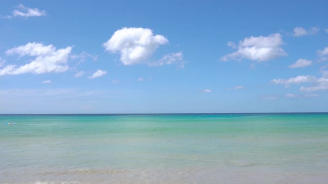 自然视频普吉岛海滩海。夏日的海滩海景，海滩海空间区域。在泰国普吉岛的卡伦海滩。自然和旅游的概念。视频素材