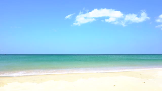 泰国普吉岛旅游。自然视频普吉岛海滩海。夏日的海滩海景，海滩海空间区域。在泰国普吉岛的卡伦海滩。自然和旅游的概念。视频素材