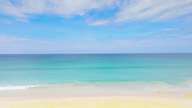 自然视频普吉岛海滩海。夏日的海滩海景，海滩海空间区域。在泰国普吉岛的卡伦海滩。自然和旅游的概念。视频素材