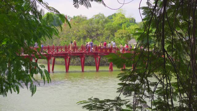 这是一座标志性的红色木桥，通往河内市的玉山寺。去越南旅游的概念视频素材